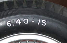 Pnumatico Dunlop 6.40.15 tipo ……….per parte posteriore - 5.50.15 per parte anteriore in origine pneumatici Pirelli